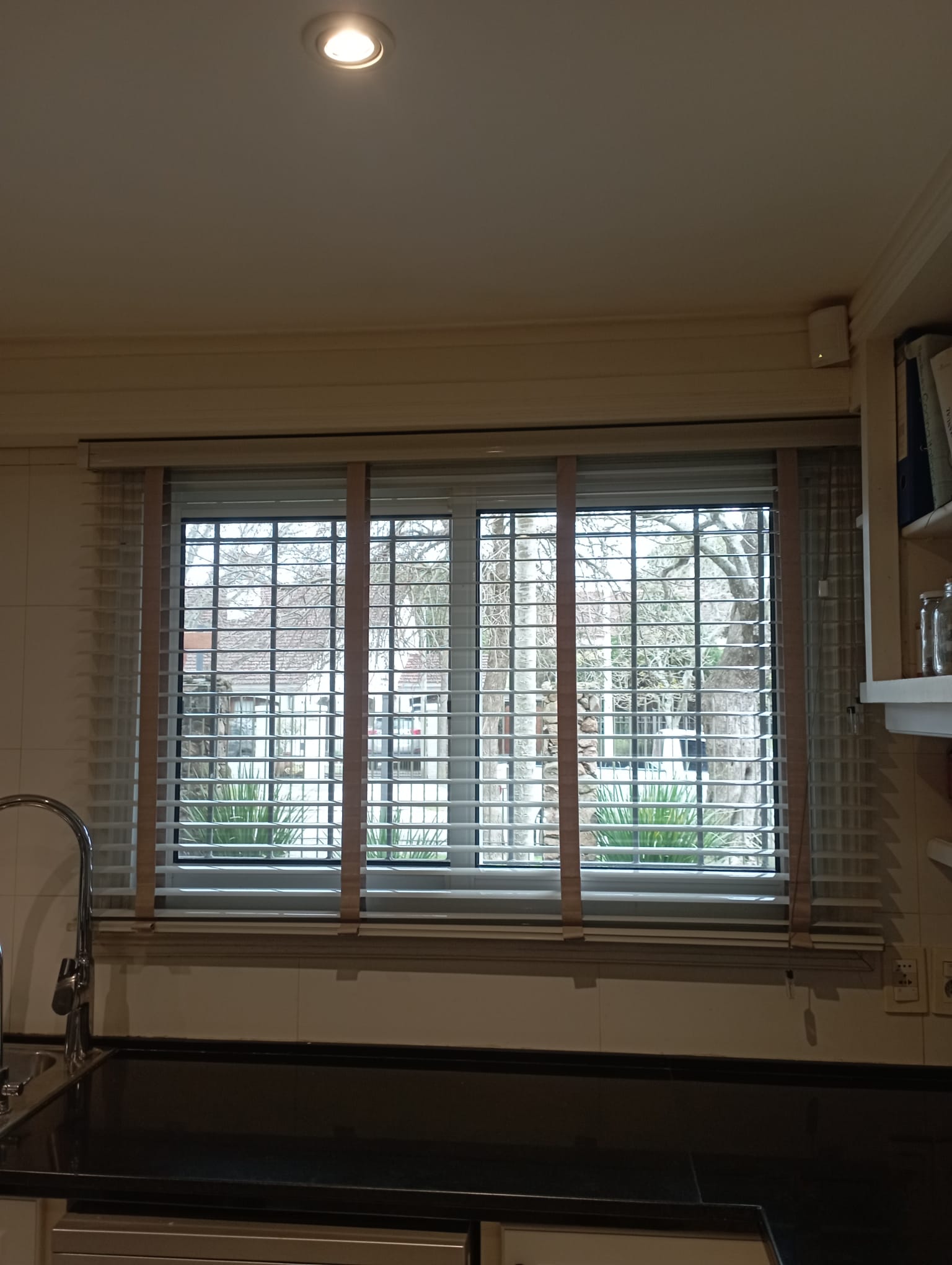Horizontal Aluminio 50 mm color Light Grey con cinta ancha Suede